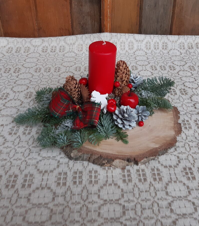 Ziemassvētku dekors uz koka ripas