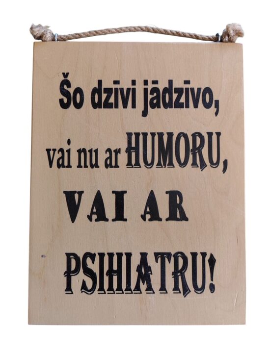 Koka dekors "Dzīve jādzīvo ar humoru"
